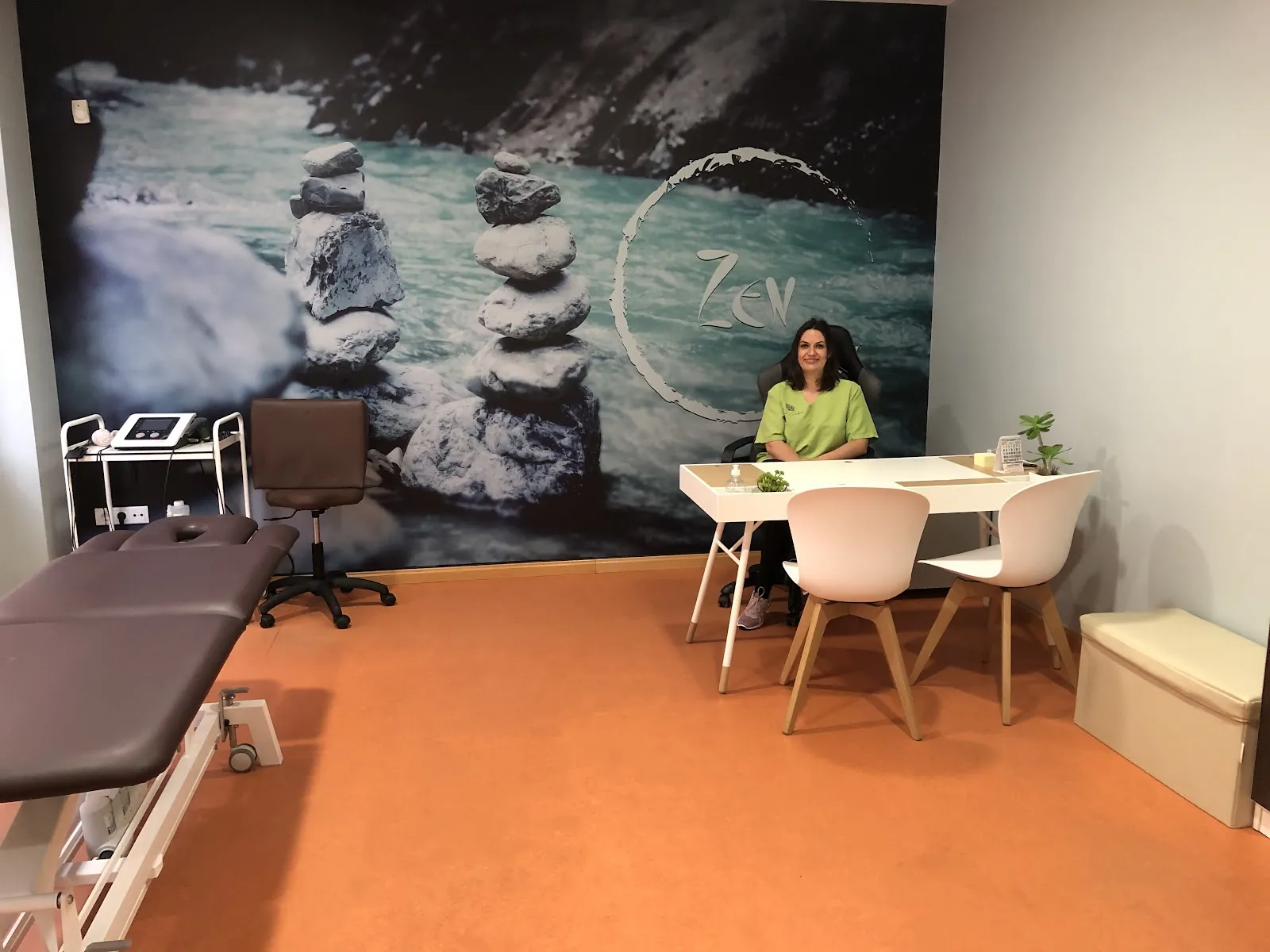 Consulta del centro con escritorio y mural zen