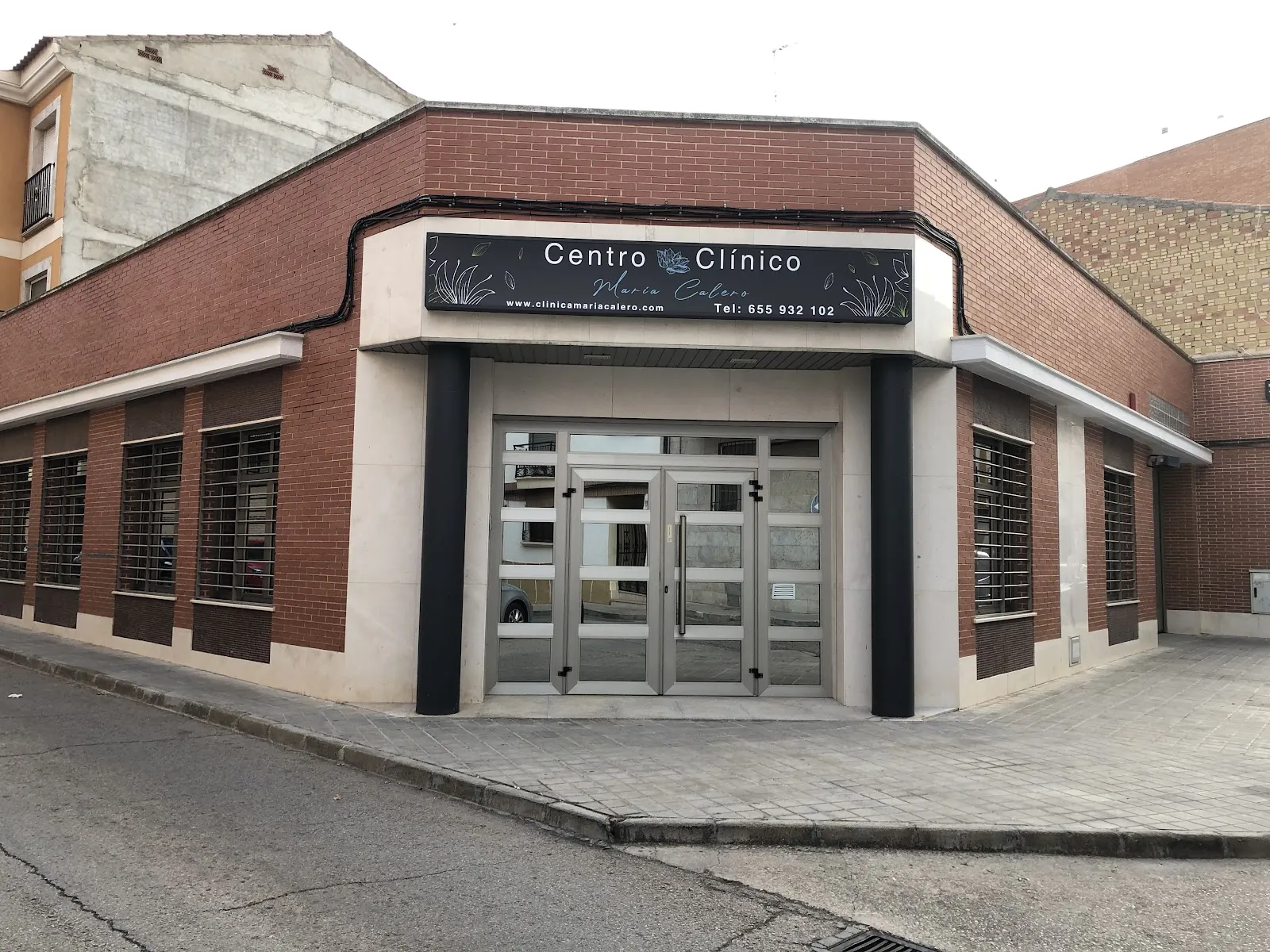 Fachada del Centro Clínico María Calero en Manzanares